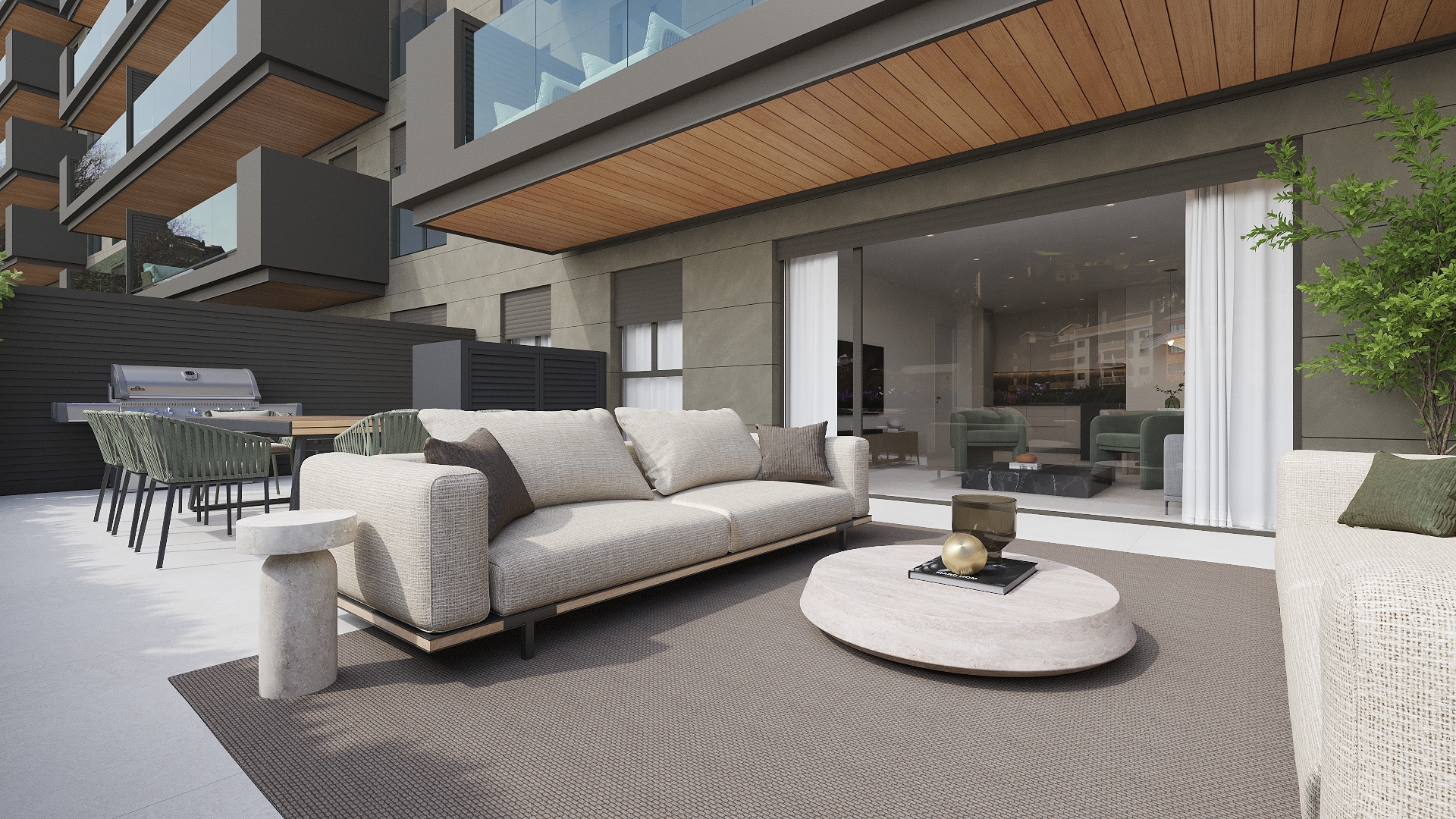 Terrassa d'un apartament Llaureda amb baranes vidrades i vistes als Pirineus